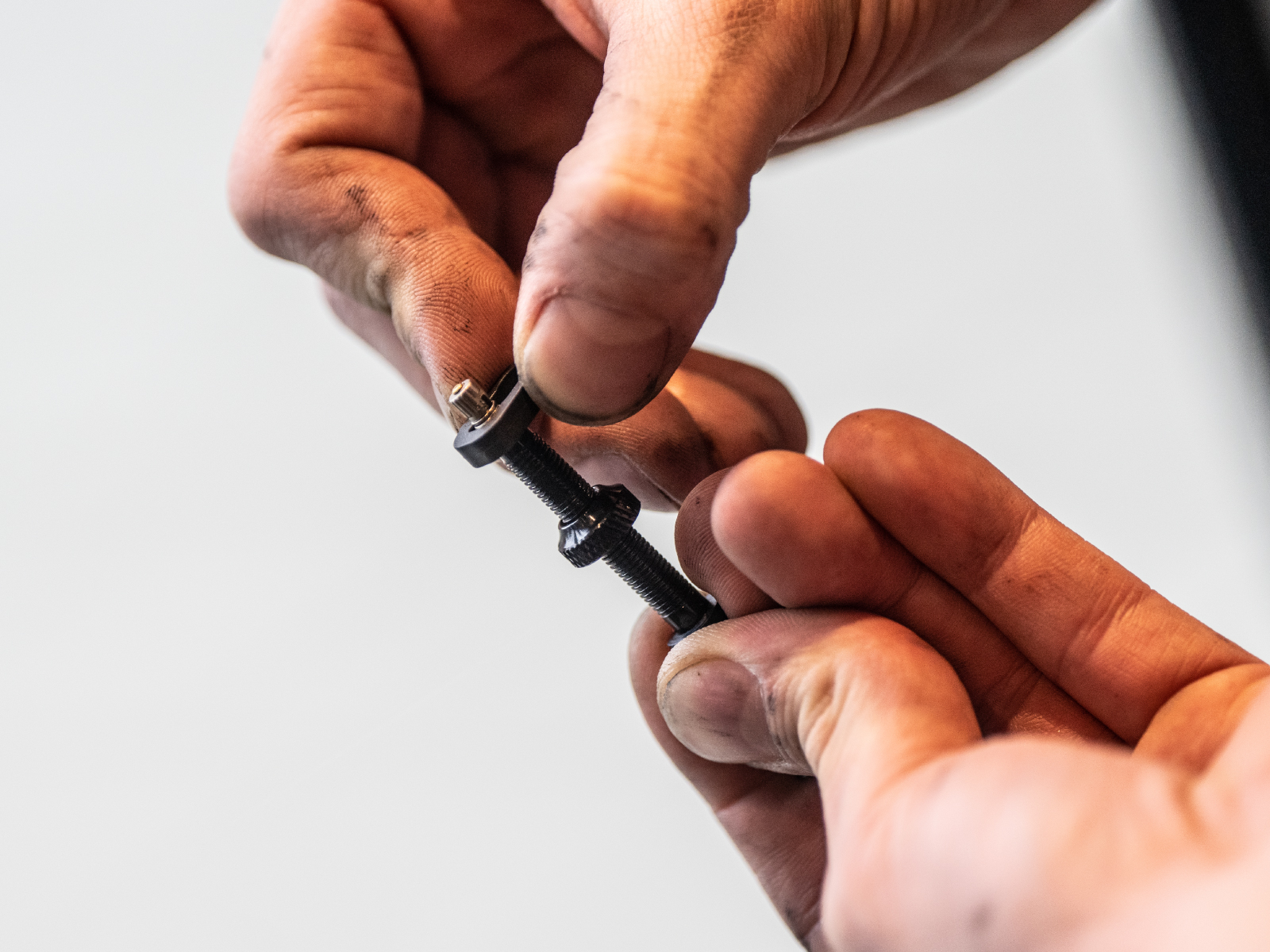 Met bijgeleverde tool