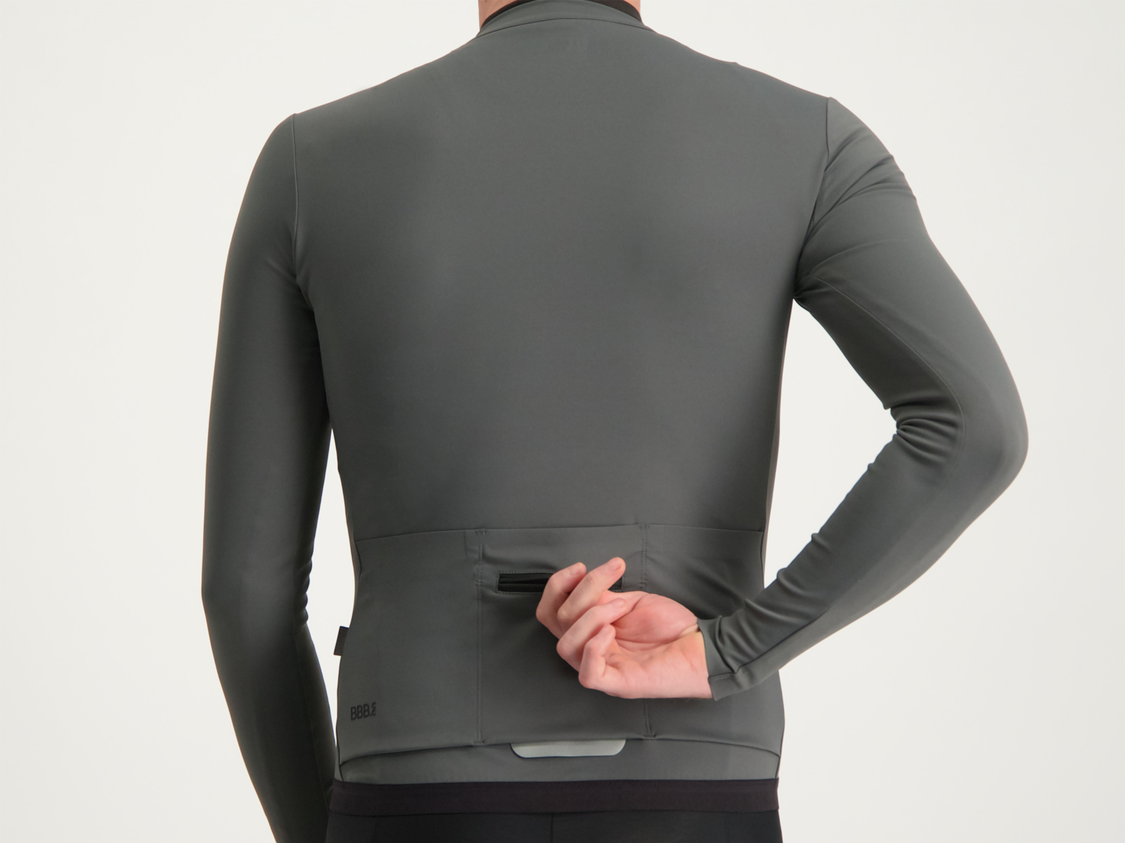 Tres grandes bolsillos traseros