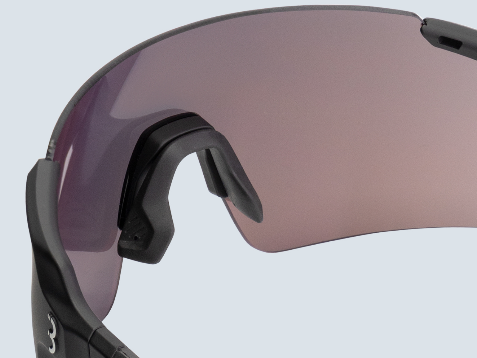 Avec un pont de nez réglable