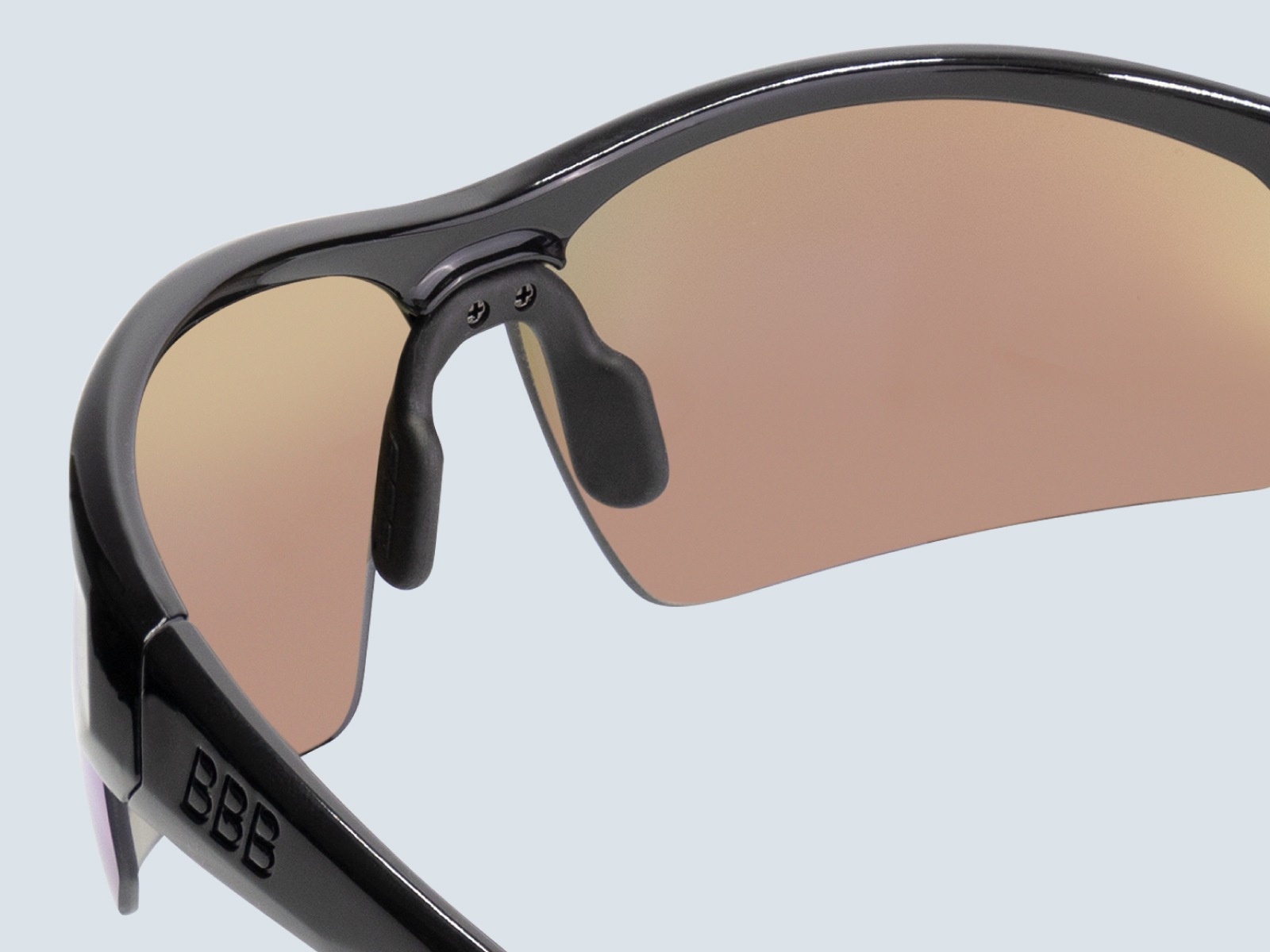 Mit verstellbarem Nasensteg