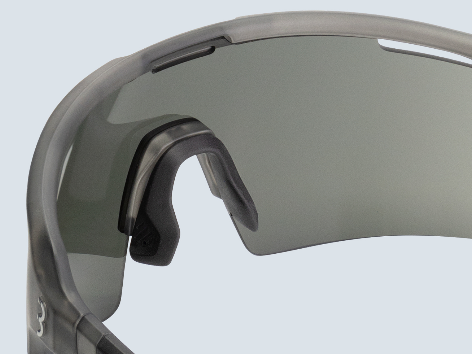 Con una pieza nasal ajustable