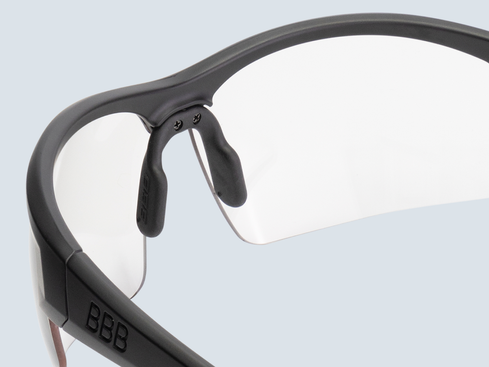 Mit verstellbarem Nasensteg