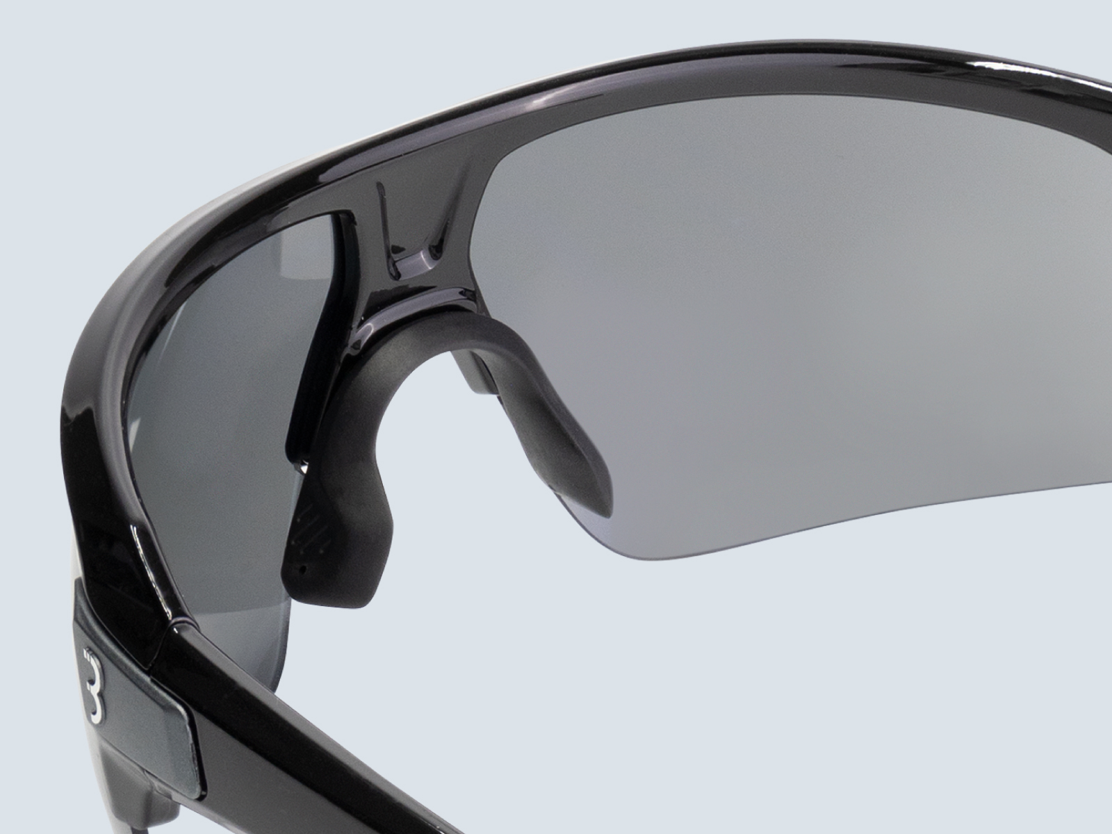 Mit verstellbarem Nasensteg