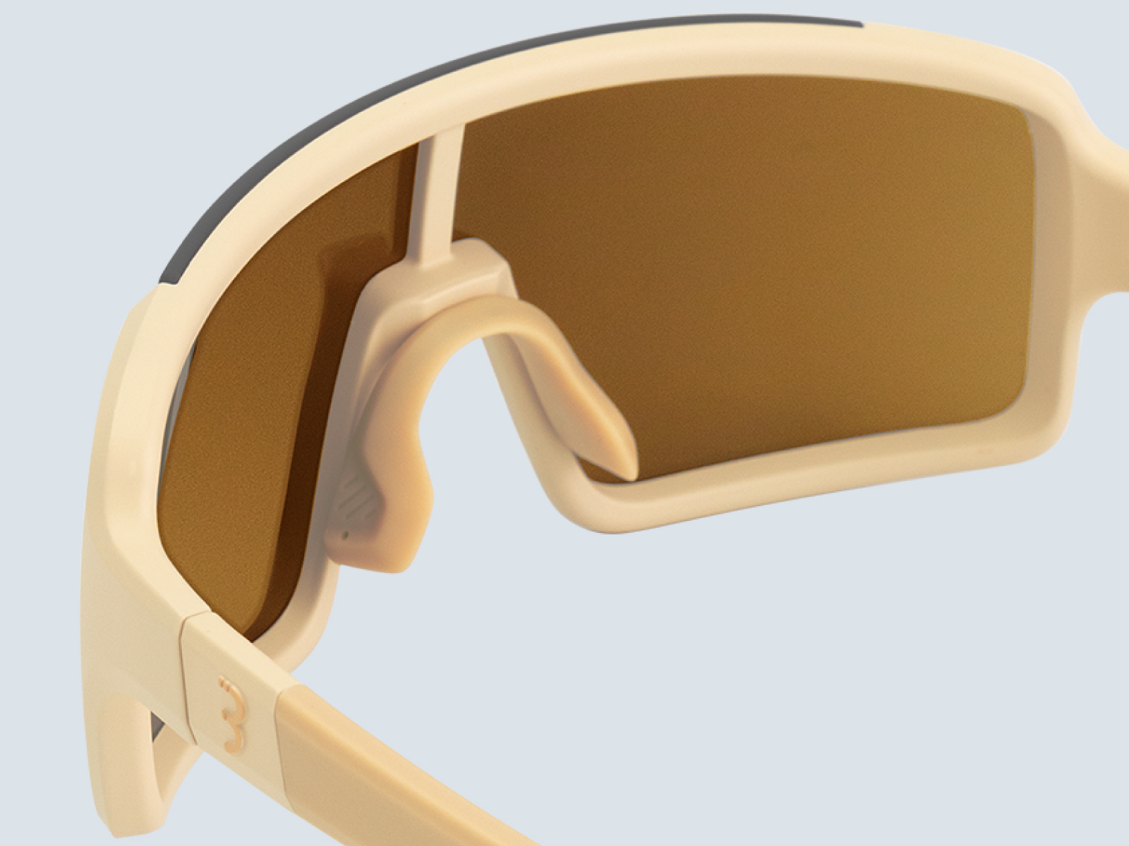 Mit verstellbarem Nasensteg