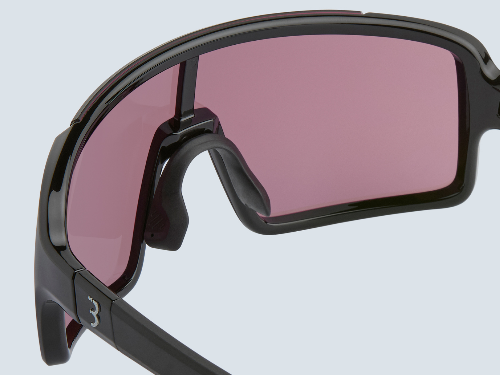 Avec un pont de nez réglable