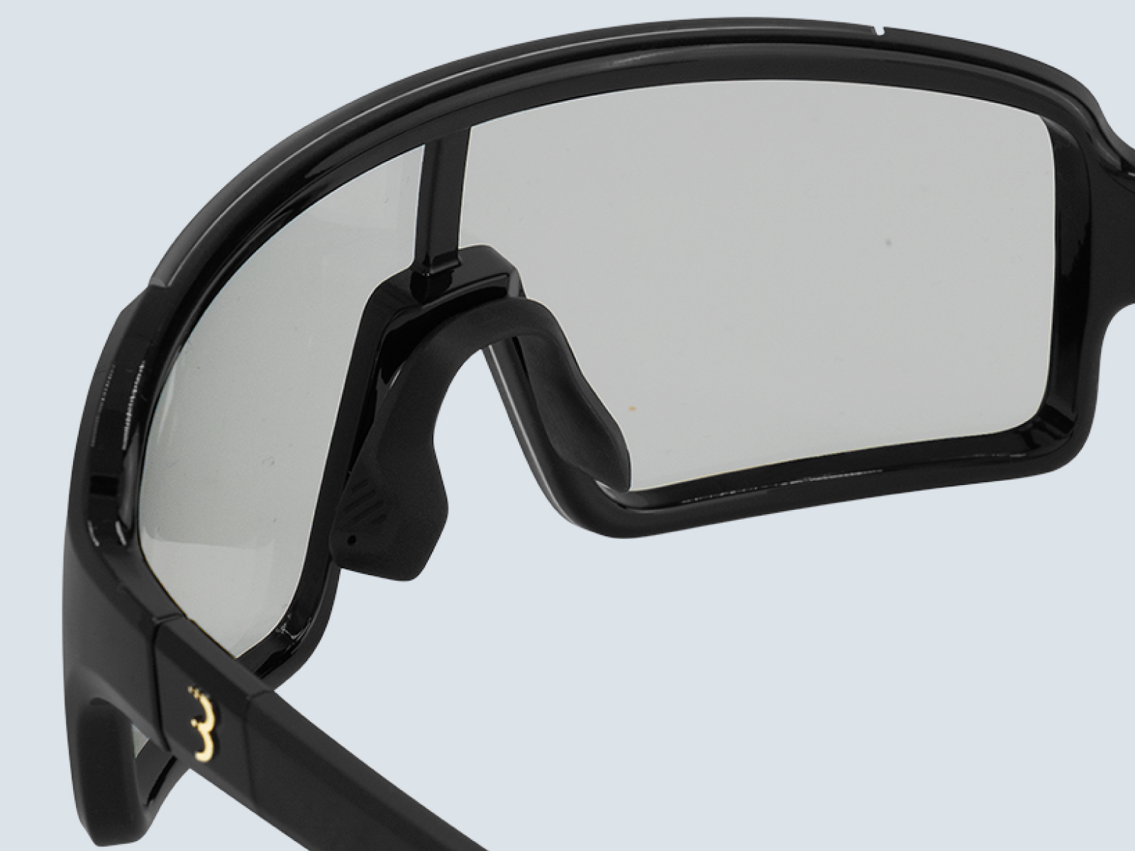 Mit verstellbarem Nasensteg