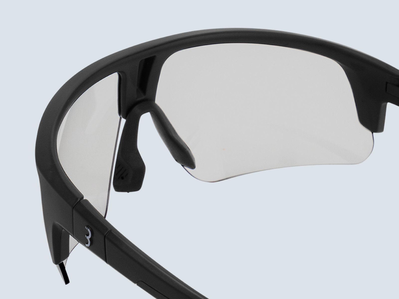 Avec un pont de nez réglable