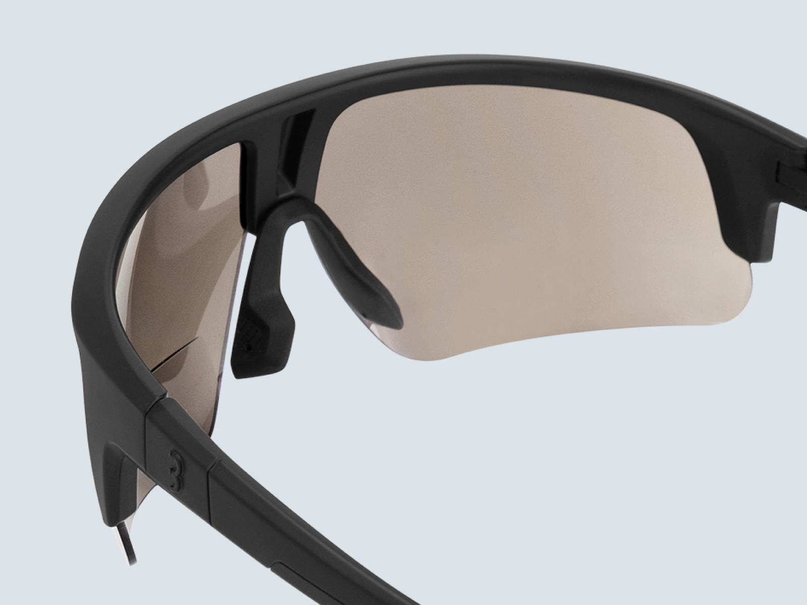 Avec un pont de nez réglable