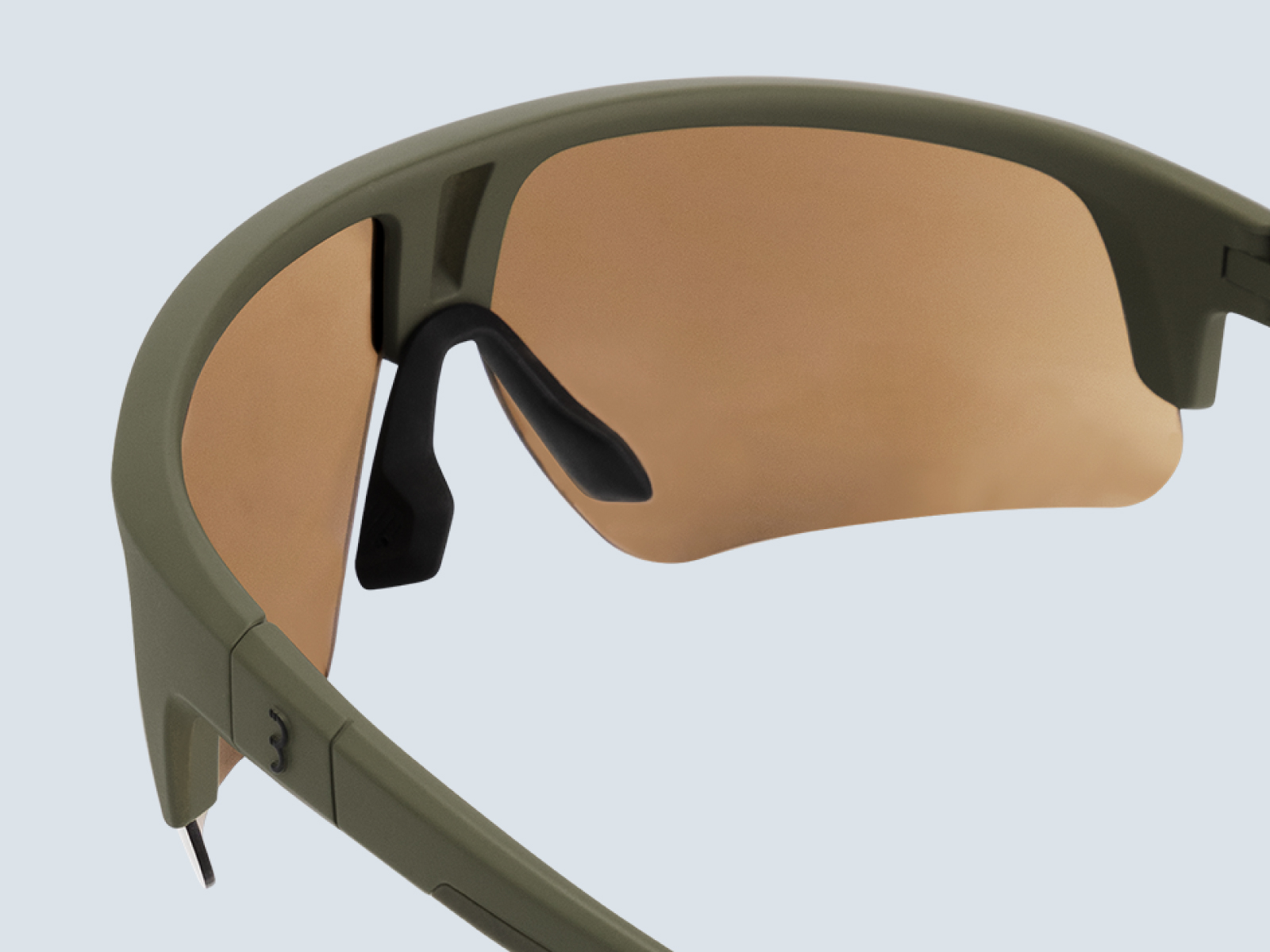 Mit verstellbarem Nasensteg